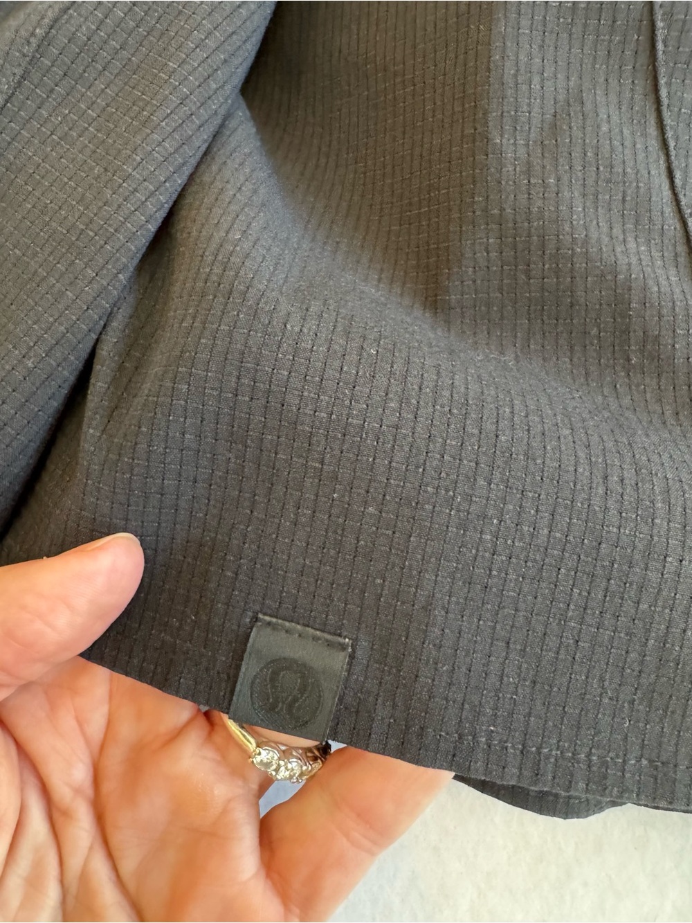Lululemon Ventlight™ Black Button-Down Shirt Sz 6 EUC - Picture 6 of 6